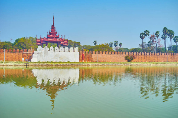 I bastioni con torri di avvistamento in stile orientale erano importanti edifici difensivi, ma oggi portano solo godimento estetico per i visitatori della città, Mandalay, Myanmar
 - Foto, immagini