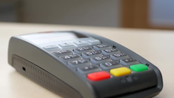 Ruka zákazníka platící bezkontaktní kreditní kartou s technologií NFC - Záběry, video