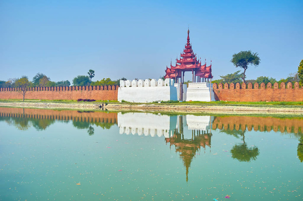 Il bastione difensivo con tetto in legno delle mura di cinta del Palazzo Reale a Mandalay, Myanmar
 - Foto, immagini
