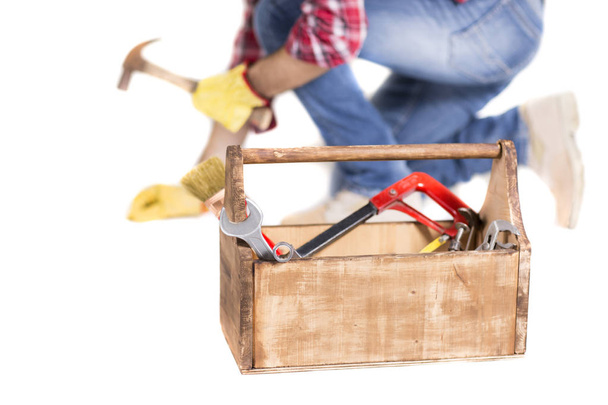 portrait d'une boîte à outils avec bricoleur au travail
 - Photo, image