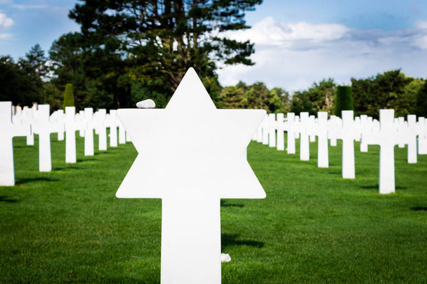 Etoile de David au début d'une rangée de croix blanches dans le cimetière de guerre américain près d'Omaha Beach, Normandie (Colleville-sur-Mer), France
 - Photo, image
