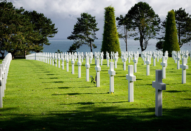 Белые кресты на американском военном кладбище возле пляжа Омаха, Норфеи (Ивиль-сюр-Мер), Франция
 - Фото, изображение