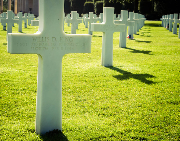 Bílé kříže v americký válečný hřbitov nedaleko Omaha Beach v Normandii (Colleville-sur-Mer), Francie - Fotografie, Obrázek