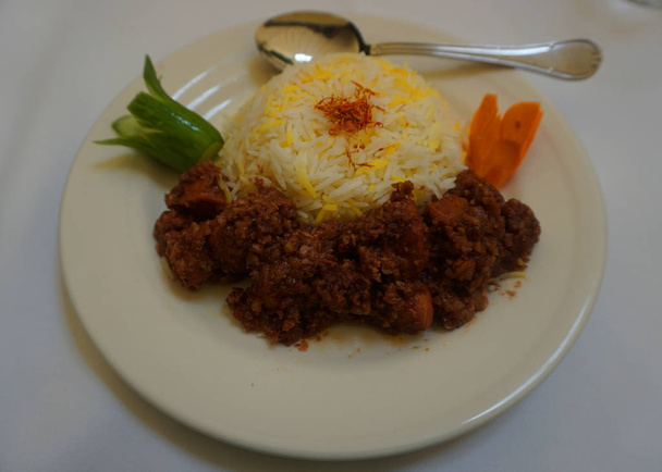 Азербайджанский цыпленок Фесенджан на тарелке с рисовым огурцом и соусом из грецкого ореха
 - Фото, изображение