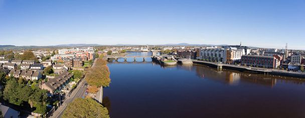 Limerick city Panorama Irsko. krásná limerick městské panoráma města nad řekou shannon na slunečný den s modrou oblohou. - Fotografie, Obrázek
