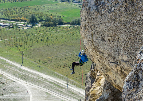 jeune femme avec une corde dans les sports d'escalade sur le rocher
 - Photo, image