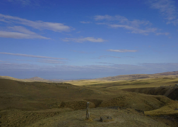 einsame, standhafte Säule unter blauem Himmel in der Azerbaijani-Wüste - Foto, Bild