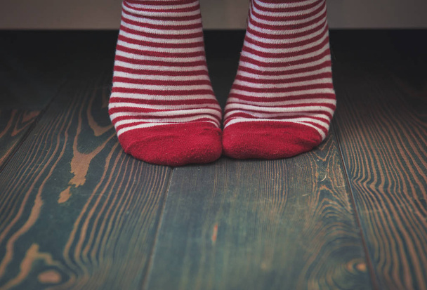 Donna che indossa calzini rossi in piedi sul pavimento. Modello per il design
 - Foto, immagini