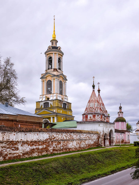 Αρχαία πύλη, τοίχο. καμπαναριό και Πύργος του Rizopolozhensky μοναστήρι. Σούζνταλ Ρωσίας. - Φωτογραφία, εικόνα