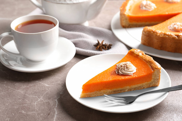 Plate with piece of fresh delicious homemade pumpkin pie served on table - Foto, Bild