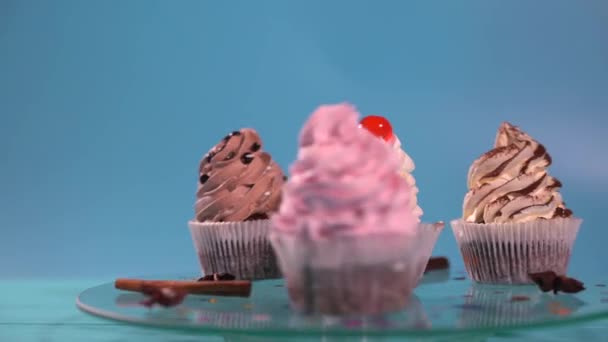 Spinning iced cupcakes with aromatic spices - Materiaali, video