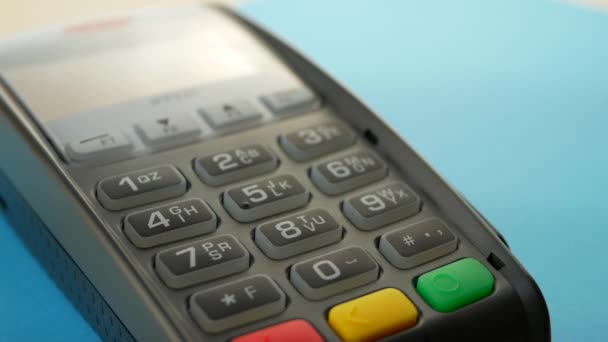 Maszyny czytnik karty kredytowej o barowym kartą kredytową mężczyzna gospodarstwa - Materiał filmowy, wideo