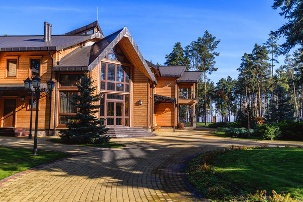 Ιδιωτικό κυνηγετικό κατοικία του πρώην Προέδρου Victor Yanukovich στην Ουκρανία και Sukholuchya - Φωτογραφία, εικόνα