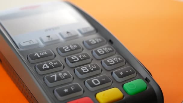 Πελάτης που πληρώνει με ανέπαφη πιστωτική κάρτα με την τεχνολογία Nfc - Πλάνα, βίντεο