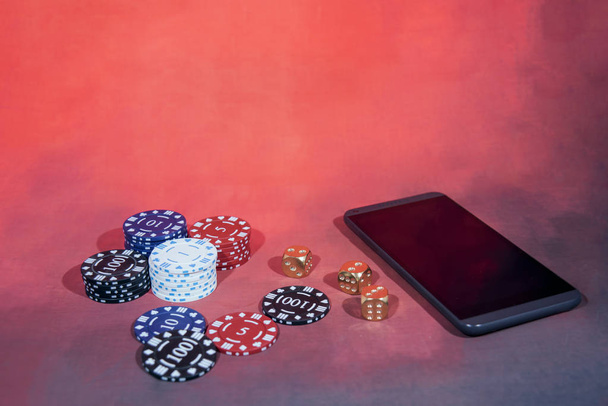 Καζίνο αφηρημένη φωτογραφία. Πόκερ παιχνίδι σε κόκκινο φόντο. Θέμα παιχνιδιού. - Φωτογραφία, εικόνα