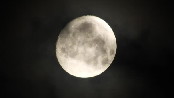 Mond am bewölkten Nachthimmel. Nahaufnahme 4k Video - Filmmaterial, Video