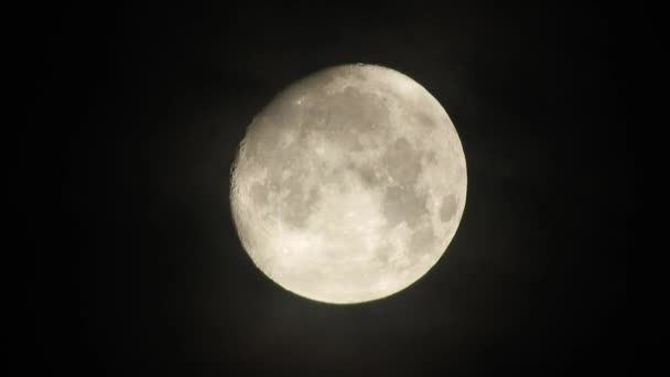 Луна в облачном ночном небе. Закрыть 4k видео
 - Кадры, видео