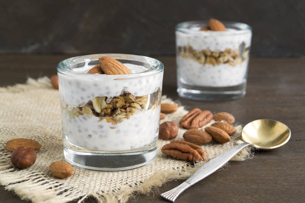 A Chia mag- és granola természetes joghurt - Fotó, kép