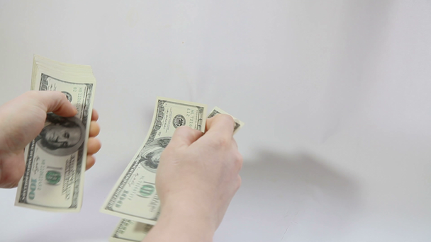 Людина підрахунку голосів американських доларів на білому тлі - Кадри, відео