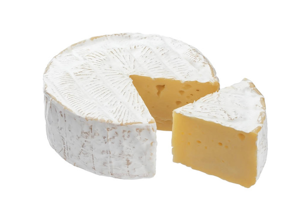 Camembert kaas geïsoleerd op witte achtergrond met clipping pad - Foto, afbeelding