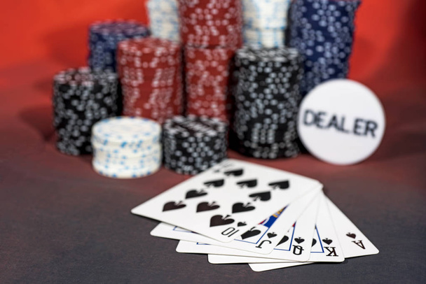 Kasino abstraktes Foto. Pokerspiel auf rotem Hintergrund. Thema Glücksspiel. - Foto, Bild