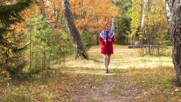 Chica caminando por el bosque de otoño
 - Metraje, vídeo