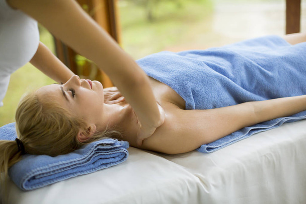 Belle femme blonde bénéficiant d'un massage au spa de santé
 - Photo, image