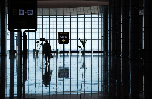 İade sayaçları Terminal Havaalanı yakınındaki yürüyen bir adam silüeti - Fotoğraf, Görsel