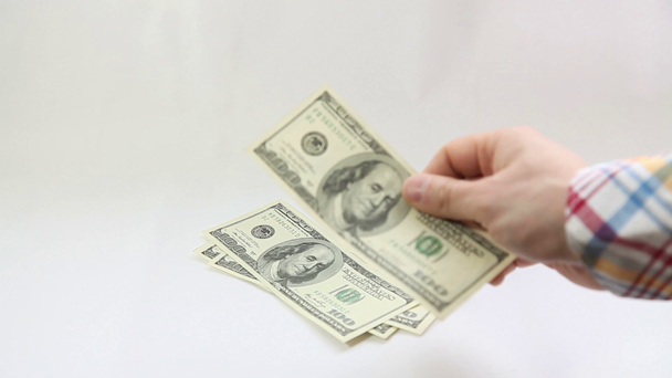Mann bezahlt mit amerikanischen Dollars auf weißem Hintergrund - Filmmaterial, Video