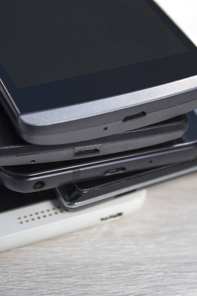 Mini ports USB dans les téléphones mobiles disposés l'un sur l'autre
. - Photo, image
