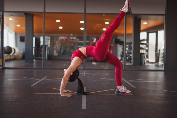 Sportive woman in crab posture lifting leg - Foto, Imagem