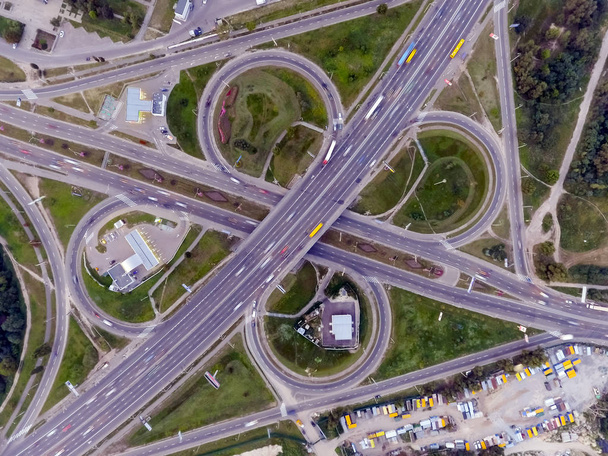 Vue aérienne verticale statique du haut vers le bas du trafic sur l'échangeur d'autoroutes
 - Photo, image