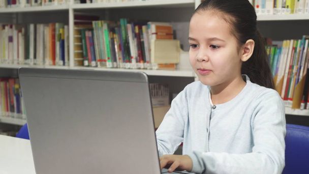 Szép ázsiai kislány, tanul, dolgozik rajta laptop - Fotó, kép