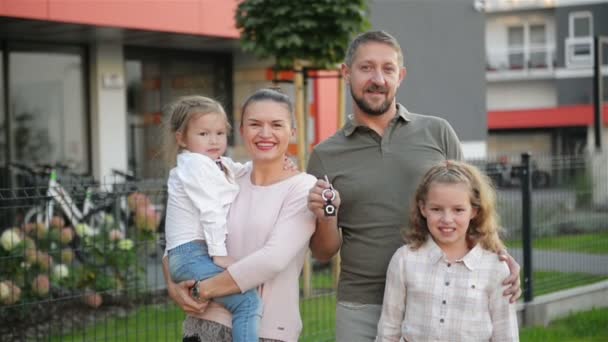 Happy Family Near Their New House. Real Estate Concept. They Have A Lot of Fun Together. - Záběry, video