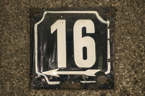 Placa esmaltada de metal cuadrado de grunge envejecido del número de dirección de la calle con el número 16 primer plano
 - Foto, Imagen