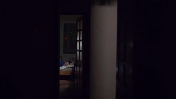 Menina dormindo à noite em seu apartamento
 - Filmagem, Vídeo