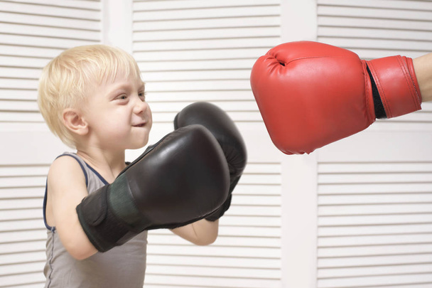 Sarışın çocuk kırmızı eldiven El ile boks. Duygular - Fotoğraf, Görsel