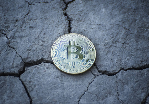 Νόμισμα bitcoin ραγισμένα επιτόπου. Οικονομική έννοια - Φωτογραφία, εικόνα