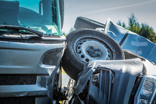 Автомобильная авария на дороге в сентябре, автомобиль после столкновения с тяжелым грузовиком, транспортный фон
 - Фото, изображение