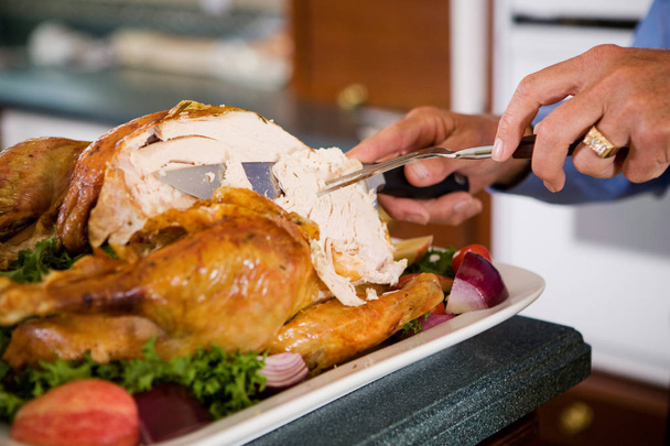 Tradycyjne Święto Dziękczynienia w Usa, z rodziny przygotowania Turcji i gromadzenia wokół stołu. - Zdjęcie, obraz