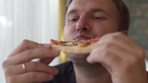 Όμορφος άνθρωπος που τρώει πίτσα. - Πλάνα, βίντεο