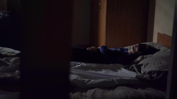 Az ablakon át nyomkövetési fogalmának, a lány alszik éjszaka az ágy - Felvétel, videó