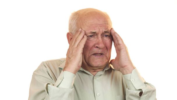 Senior man met een hoofdpijn wrijven zijn tempels - Foto, afbeelding