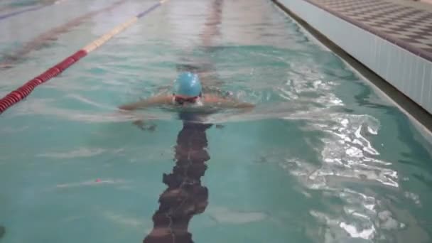 Úszó képzés. Úszás a medencében - Felvétel, videó