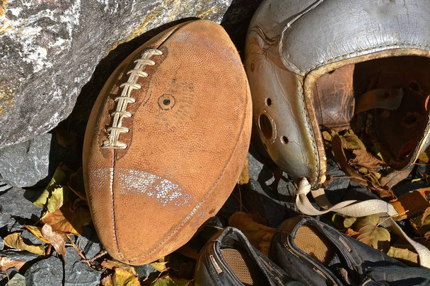 Un vecchio calcio vintage che mostra molta usura è un riflesso dei vecchi giorni di gridiron
. - Foto, immagini