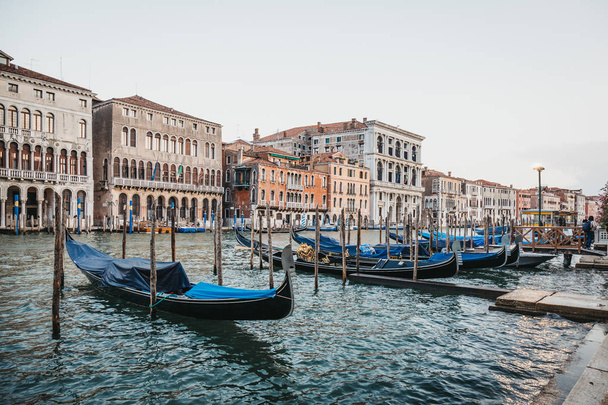 Venise, Italie - 01 juillet 2017 : Gondoles vides amarrées sur le Grand Canal à Venise, Italie, maisons colorées en arrière-plan. Les bateaux sont le principal mode de transport de la ville
. - Photo, image