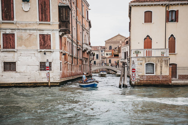 Venise, Italie - 02 juillet 2017 : Bateaux sur le Grand Canal à Venise avec des maisons colorées sur les côtés. Les bateaux sont le principal mode de transport de la ville
. - Photo, image