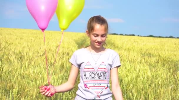 Femme avec des ballons s'amuser dans le champ au ralenti
 - Séquence, vidéo