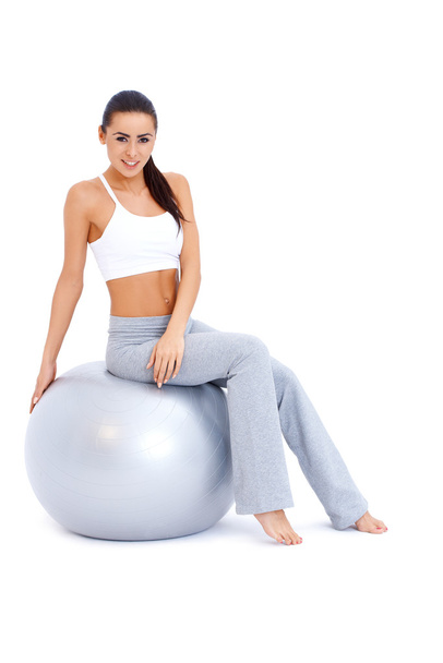 Femme sportive relaxant sur balle de fitness
 - Photo, image