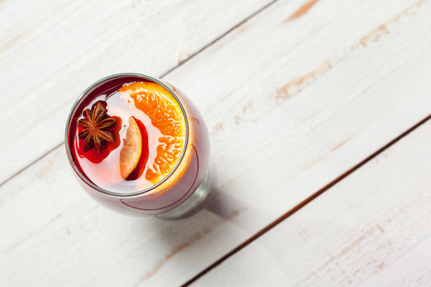 Christmas mulled wine with orange slices - Foto, Imagen